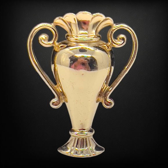 Vintage Signed 1940’s Monet Sterling Vermeil Urn Shaped Fur Clip - Picture 2 of 12